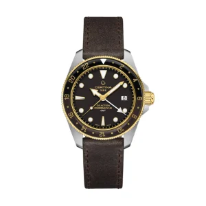 Reloj de buceo Certina DS Action Powermatic 80 GMT con bisel bicolor negro y dorado, esfera negra y correa de piel marrón texturizada.