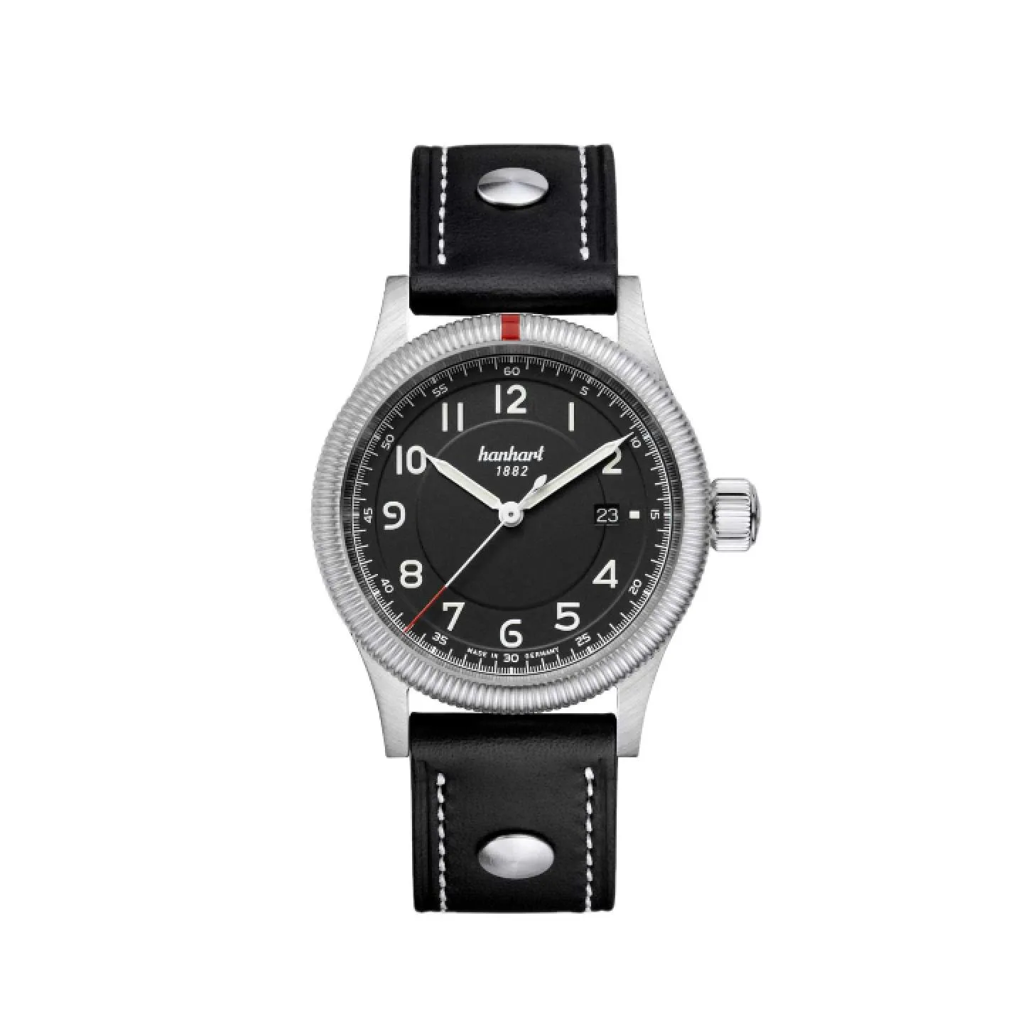 Reloj de piloto Hanhart Pioneer con bisel estriado, marcador rojo a las 12, esfera negra con números arábigos y correa de piel negra con remaches metálicos.
