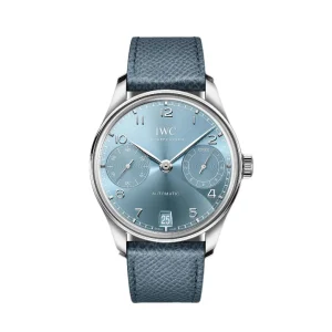 Reloj automático IWC Portugieser de 7 días con esfera azul claro sol, subesferas de segundero y reserva de marcha, ventana de fecha a las 6 y correa de piel azul texturizada.