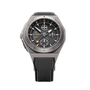 Reloj cronógrafo militar Micromilspec Milgraph con caja y bisel de titanio gris mate, esfera negra texturizada con acentos naranjas y correa de caucho negra estructurada.