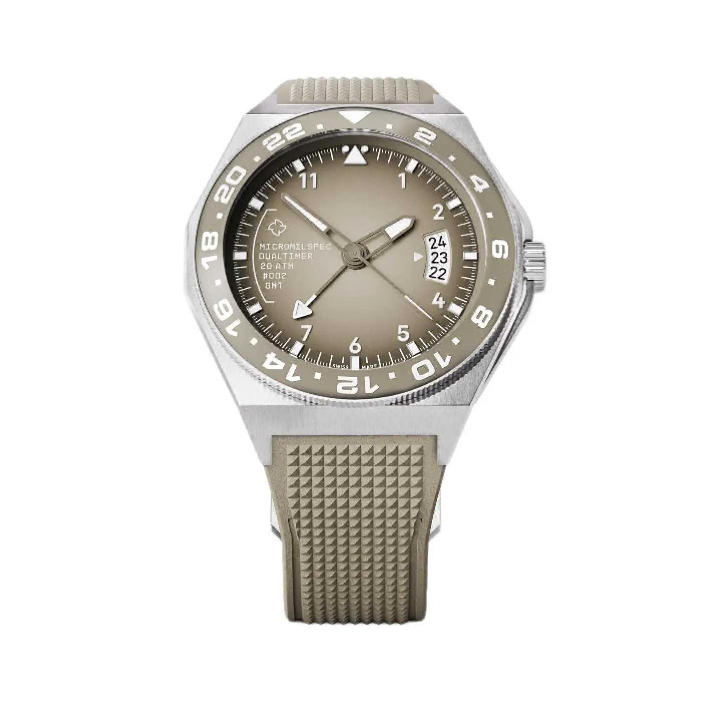 Reloj GMT Micromilspec Dualtimer con esfera degradada en tono café claro, bisel de cerámica bicolor con escala de 24 horas y correa de caucho caqui.