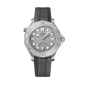 Reloj de buceo Omega Seamaster Diver 300M Neckton Edition en acero con esfera gris cepillada, bisel de titanio con relieve láser y correa de caucho negra.