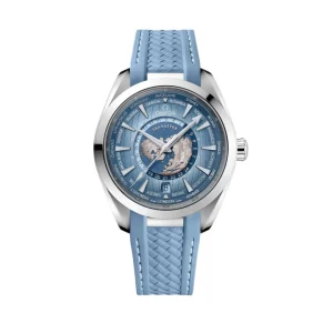Reloj Omega Seamaster Aqua Terra Worldtimer con esfera azul que incluye un mapa de la Tierra en relieve, escala de ciudades mundiales y correa de caucho azul claro estructurada.