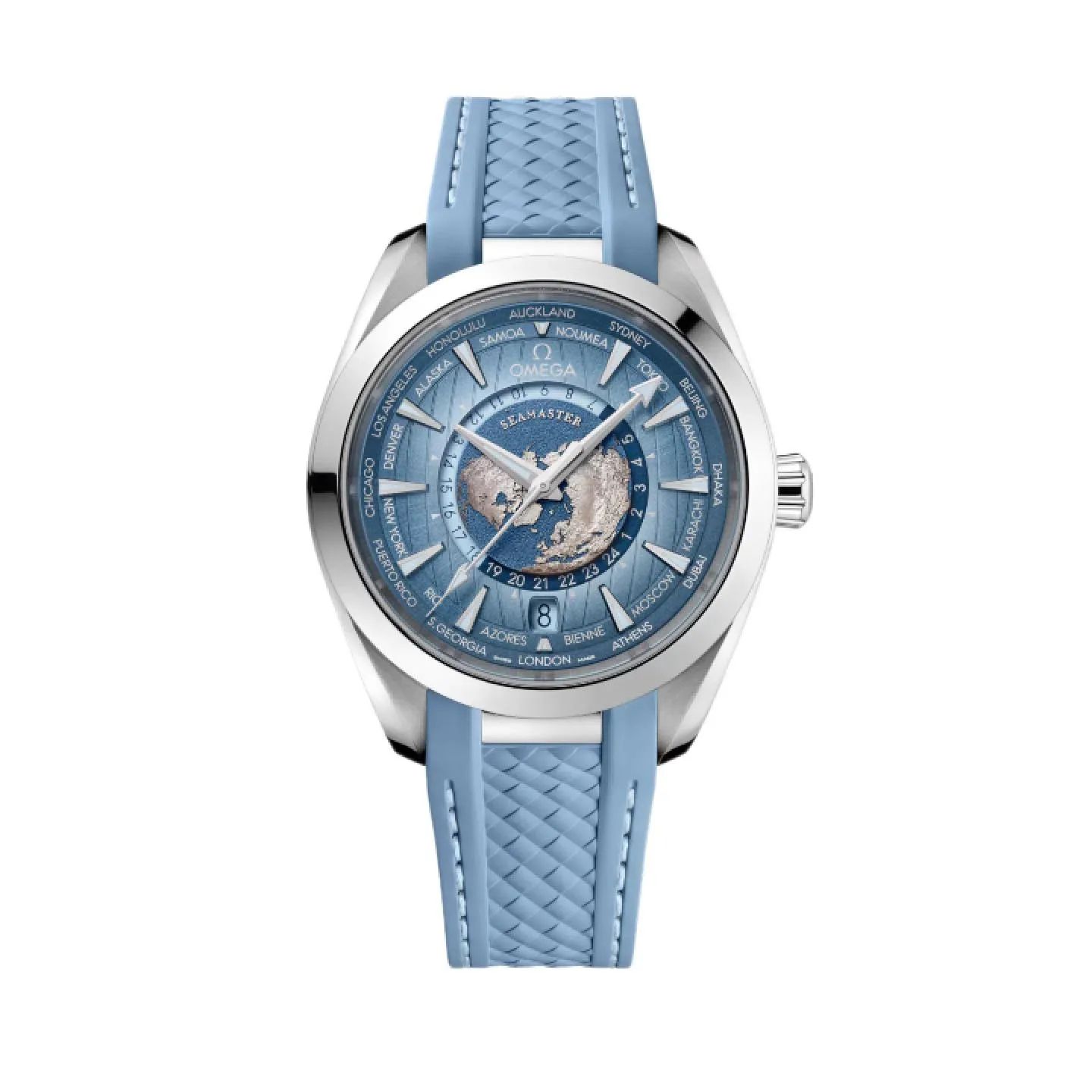 Reloj Omega Seamaster Aqua Terra Worldtimer con esfera azul que incluye un mapa de la Tierra en relieve, escala de ciudades mundiales y correa de caucho azul claro estructurada.