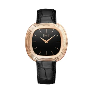 Reloj Piaget Black Tie vintage en oro rosa con esfera negra minimalista, bisel escalonado y correa de piel de cocodrilo negra.