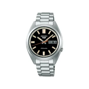 Reloj automático Seiko 5 Sports con esfera negra, índices luminiscentes en tono crema, aguja de segundos naranja y brazalete de acero inoxidable.