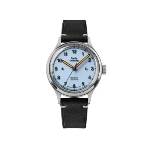 Reloj de cuerda manual Studio Underd0g 02Series con esfera azul claro pastel de tres capas de zafiro, agujas con detalles naranjas y correa de piel negra.