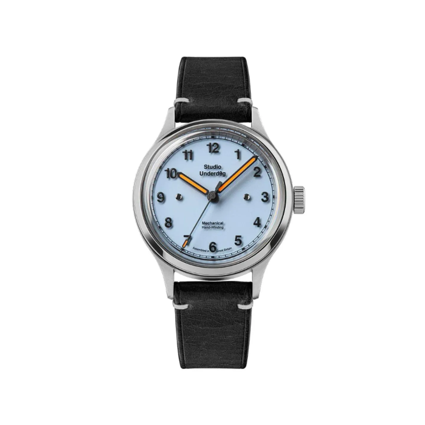 Reloj de cuerda manual Studio Underd0g 02Series con esfera azul claro pastel de tres capas de zafiro, agujas con detalles naranjas y correa de piel negra.