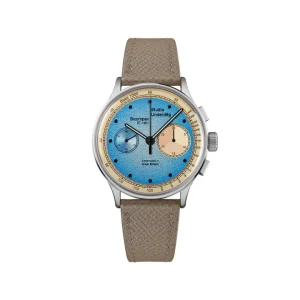 Reloj cronógrafo Studio Underd0g Bicompax Desert Sky con esfera azul texturizada, acentos en tono arena, subesferas asimétricas y correa de piel beige.