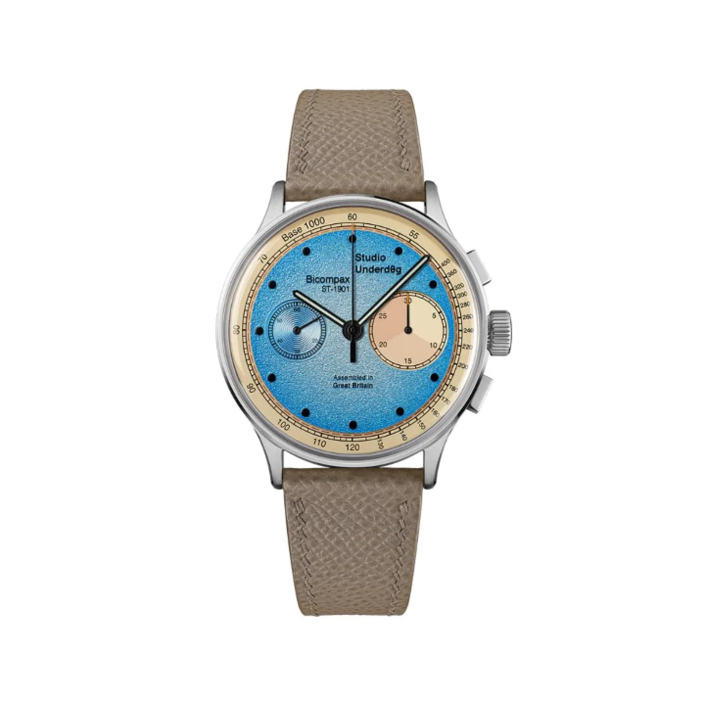 Reloj cronógrafo Studio Underd0g Bicompax Desert Sky con esfera azul texturizada, acentos en tono arena, subesferas asimétricas y correa de piel beige.