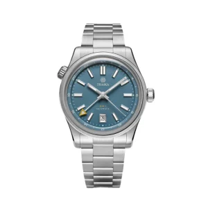 Reloj de viaje Traska Venturer GMT con esfera azul acero, bisel interno de 24 horas, aguja GMT con punta triangular amarilla y ventana de fecha a las 6.