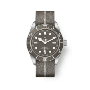 Reloj de buceo Tudor Black Bay 58 925 con caja de plata de ley, esfera y bisel de color gris topo, y correa de tejido jacquard gris con franja central plateada.