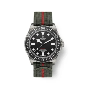 Reloj de buceo Tudor Pelagos FXD con caja de titanio, esfera negra, agujas Snowflake y correa de tejido técnico verde oliva con franja central roja.