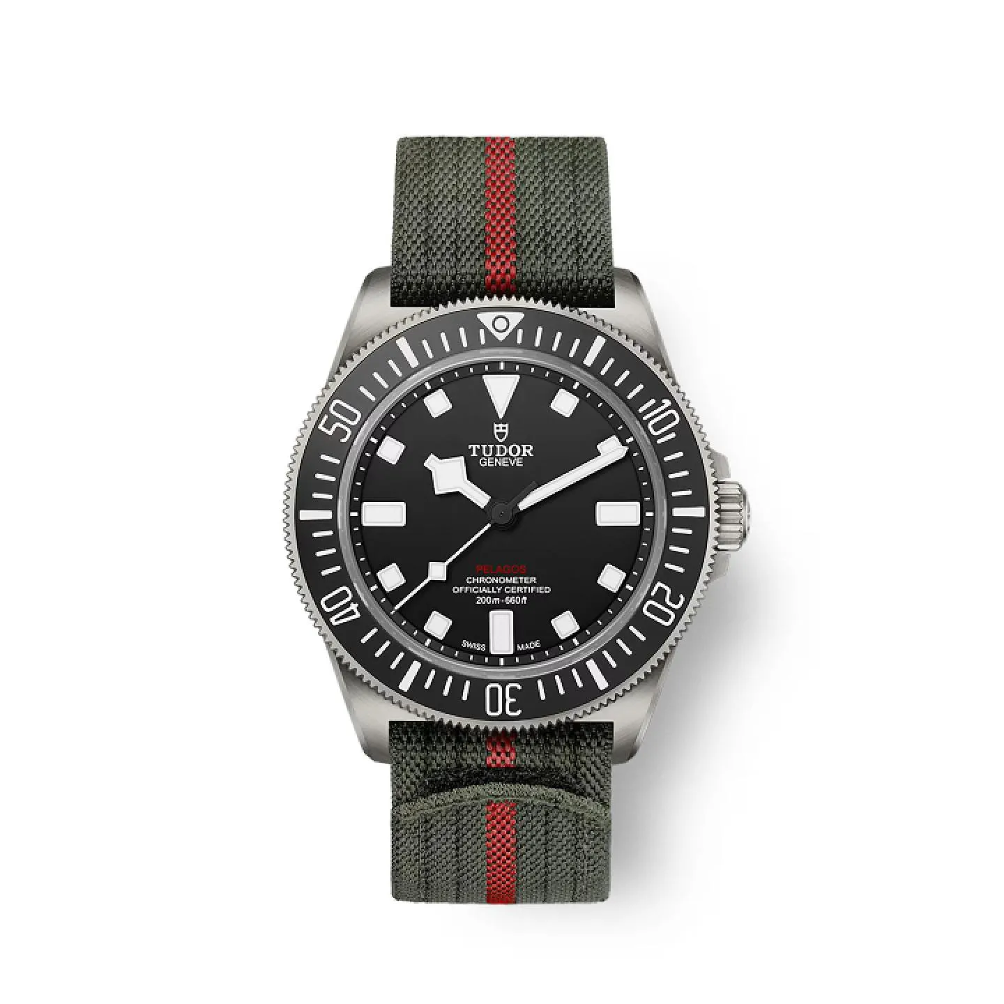 Reloj de buceo Tudor Pelagos FXD con caja de titanio, esfera negra, agujas Snowflake y correa de tejido técnico verde oliva con franja central roja.
