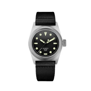Reloj militar Unimatic Modello Due Classic UC2 con esfera negra minimalista, índices luminiscentes maximizados y correa de nailon negra tipo NATO.