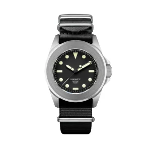 Reloj de buceo Unimatic Modello Uno Classic UC1 con bisel de acero liso sin marcas, esfera negra, protectores de corona y correa de nailon negra.