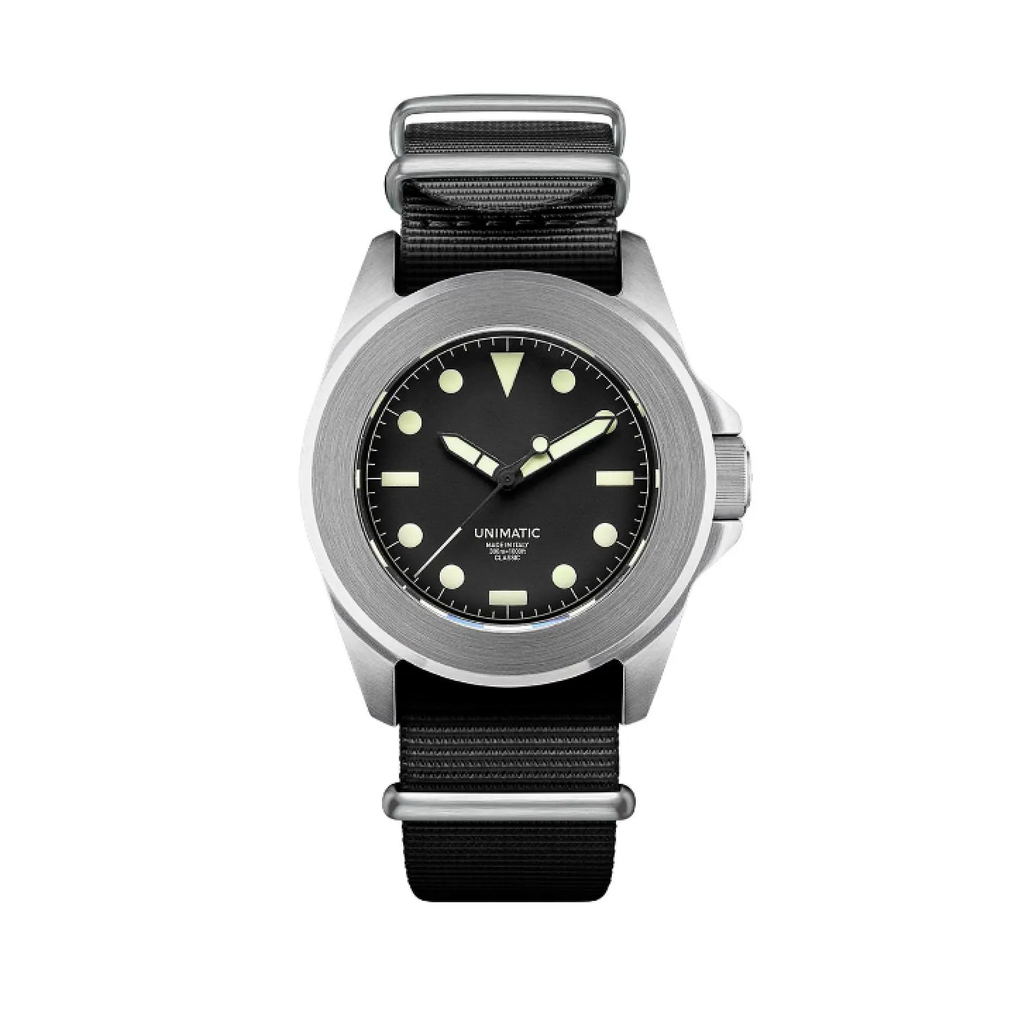 Reloj de buceo Unimatic Modello Uno Classic UC1 con bisel de acero liso sin marcas, esfera negra, protectores de corona y correa de nailon negra.