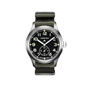 Reloj militar Vertex M100 con esfera negra, números arábigos moldeados en Super-LumiNova, segundero pequeño a las 6 y correa de nailon verde oliva tipo NATO.